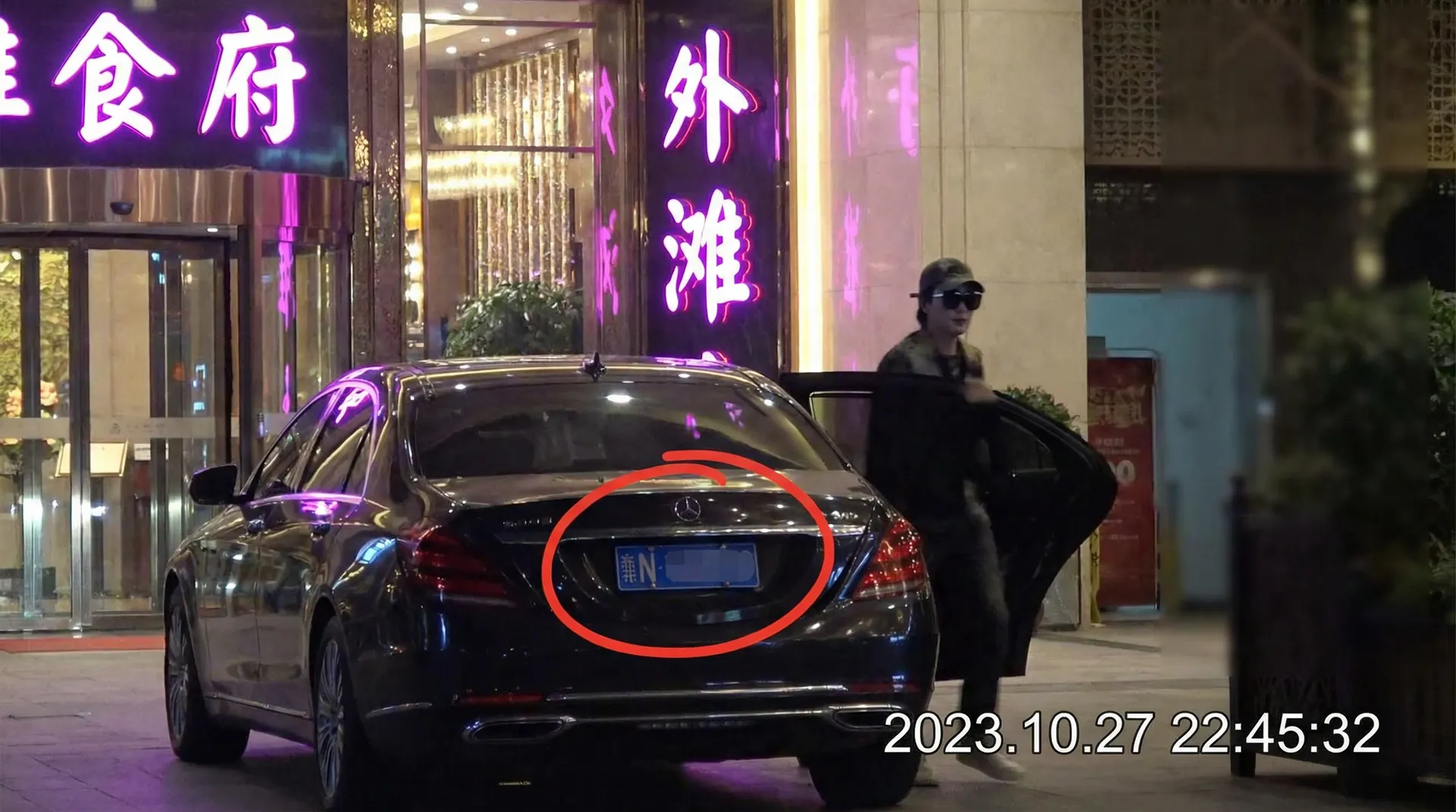 海角爆料::海角爆料免费观看-海角爆料交流社区 - 豪车餐厅外偷拍